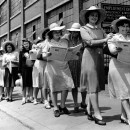 <p>Mujeres en un piquete leyendo la prensa. Archivo: International Ladies Garment Workers Union Photographs (1885-1985)</p>