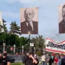 <p>Chavalada ultrabolchevique desfila con retratos de Stalin y Enver Hoxha por la Castellana. </p>