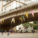 <p>Los niños juegan en el columpio del viaducto de Sao Paulo durante el festival Virada cultural 2013.</p>