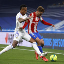 <p>Eder Militao disputa un balón a Griezmann.</p>