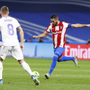 <p>Koke prepara un golpeo ante Kroos en el derbi madrileño.</p>