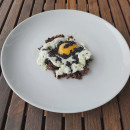 <p>Un huevo frito con morcilla y caviar del Lidl.</p>