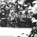<p>El general Suharto (derecha) asiste al funeral de los generales asesinados (Indonesia, 1965).</p>