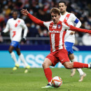 <p>Griezmann, en el momento de marcar su gol, y poco antes de lesionarse.</p>