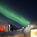 <p>Estación Amundsen-Scott del Polo Sur, bajo la verdosa luz de la Aurora Australis.</p>