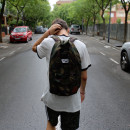 <p>Un joven estudiante camina por la calzada en Reus.</p> (: Jesús Rodríguez / Unsplash)
