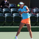 <p>La tenista Peng Shuai golpeando de revés en el BNP Paribas Open de 2017.</p>