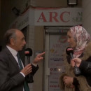<p>El momento en el que el candidato Eric Zemmour aborda por la calle a una francesa musulmana que lleva velo.</p>