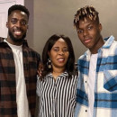 <p>El jugador del Athletic Iñaki Williams (izquierda) junto a su madre y su hermano.</p>