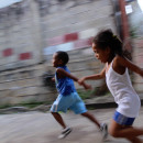<p>Una niña y un niño corriendo.</p>