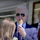 <p>El presidente de los EE.UU., Joe Biden, comiéndose un helado en Ohio.</p>