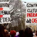 <p>Manifestantes a favor de los derechos de la mujeres presas, durante el 8M de 2021.</p>