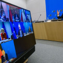 <p>Jens Stoltenberg, secretario general de la OTAN, interviene en una reunión con el presidente de EE.UU. y otras autoridades.</p>