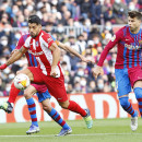 <p>Suárez se va de Piqué en un momento del partido.</p>