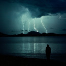 <p>Una persona observa una tormenta lejana. </p>