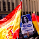 <p>Pancartas y banderas abundaron en la concentración frente a la sede del PP del 20 de febrero.</p>