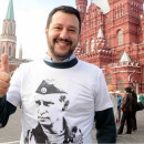 <p>El líder ultraderechista Matteo Salvini, con una camiseta de Putin delante del Kremlin, en 2018. El italiano ha borrado esta foto de sus redes sociales.</p>