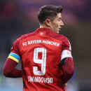 <p>Robert Lewandowski, jugador polaco del Bayern de Múnich, luciendo un brazalete en apoyo a Ucrania. </p>