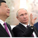 <p>Vladímir Putin fotografiado junto al presidente Xi Jinping </p>