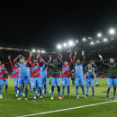 <p>La plantilla del Atlético celebra la clasificación ante el Manchester United con la afición desplazada a Old Trafford.</p>