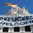 <p>Pancarta dando la bienvenida a los refugiados que fue colgada en la fachada del ayuntamiento de Madrid en septiembre de 2015. </p>