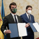<p>Juan Manuel García-Gallardo Frings y Alfonso F. Mañueco, tras firmar el acuerdo para gobernar juntos en CyL.</p>