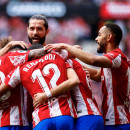 <p>Los jugadores del Atleti celebran el gol de Carrasco.</p>