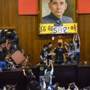 <p>Miembros del Movimiento Girasol en el interior del Parlamento taiwanés en 2014.</p>