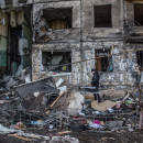<p>Un bombardeo destruyó parcialmente un bloque de viviendas en el distrito de Obolon, Kiev, 14 de marzo de 2022.</p>