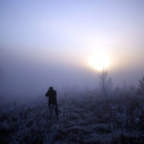 <p>Una persona camina entre la niebla. </p>