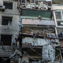 <p>Un bombardeo destruyó parcialmente un bloque de viviendas en el distrito de Obolon, Kiev, el 14 de marzo de 2022.</p>