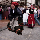 <p>Mujeres vestidas con el traje asturiano tradicional saltan a la comba. </p>