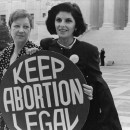 <p>Norma McCorvey (izq.), quien fue Jane Roe en el caso Roe v. Wade de 1973, con su abogada, Gloria Allred, en 1989.</p>