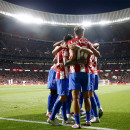 <p>Los jugadores del Atleti celebran el gol de Carrasco.</p>