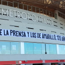 <p>Pancarta <em>Entre la prensa y los de amarillo, 120 años de pasillo</em>, en el Wanda Metropolitano. </p>