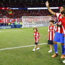 <p>Suárez, saludando al Wanda Metropolitano.</p>