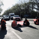 <p>Un grupo de activistas corta una calle en Alemania. </p>