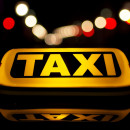 <p>Letrero luminoso en la parte superior de un taxi.</p>