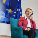 <p>Ursula von der Leyen, presidenta de la Comisión, durante una llamada con el presidente de Eslovaquia. </p>