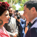 <p>Juan Manuel Moreno Bonilla y Macarena Olona charlando en la Feria de Abril.</p>