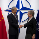 <p>El embajador chino Zhang Ming en una reunión con Rose Gottemoeller, secretaria general adjunta de la OTAN en 2018.</p>