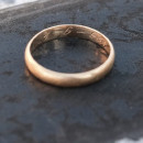 <p>El anillo de boda por el que se pudo identificar a Eugenio Insúa en la exhumación de una fosa común en El Espinar (Segovia).</p> (: ARMH)