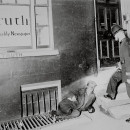 <p>Un policía ilumina a una persona sin hogar frente a la redacción del semanario británico Truth en torno a 1902. Autor desconocido.</p>