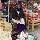 <p>La venta de artesanías es una de las actividades con las que sobreviven algunos integrantes de la comunidad p’urhépecha en Michoacán.</p>