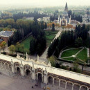 <p>Vista aérea de la entrada principal del cementerio de la Almudena. </p>