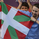 <p>Pablo Iglesias muestra una ikurriña en un acto celebrado durante su etapa como político. </p>