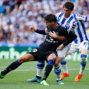 <p>Morata protege el balón, agarrado por Le Normand. El delantero rojiblanco reclamó penalti.</p>