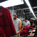<p>Un grupo de hombres trabajando en una fábrica textil en Chimaltenango, Guatemala.</p>