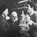 <p>Isabel II entrega la copa al capitán del Liverpool, Ron Yeats, en 1965.</p>