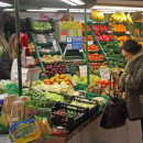 <p>Imagen de un puesto de fruta y verdura en el mercado. </p>